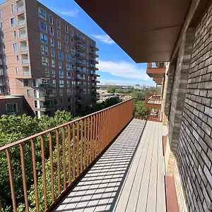 Deluxe Double Bed In Shared Near Canary Wharf, Airport & O2 Arena With Thames View Apartment
